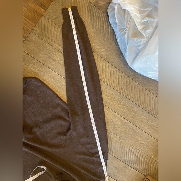 Joseph Abboud 100% extra fine merino wool brown v-neck sweater - Picture 9 of 9